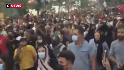 Iran : les manifestations se multiplient après la mort d’une femme détenue par la police