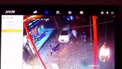 CCTV में कैद हुई हत्या की वारदात, पिता को बचाने पहली मंजिल से कूदी बेटी