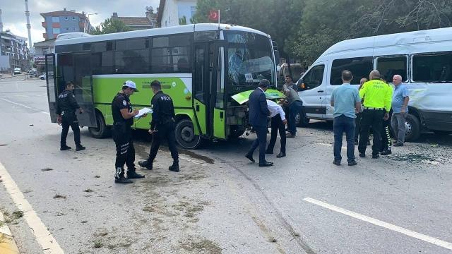 Son dakika haber! Seyir halindeyken lastiği patlayan halk otobüsü, park halindeki servise çarptı: 3 yaralı