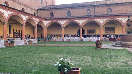 Bologna, il mercatino solidale nel chiostro di San Francesco