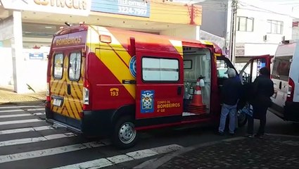 Mulher é atropelada por carro na Rua Rio Grande do Sul, no Centro