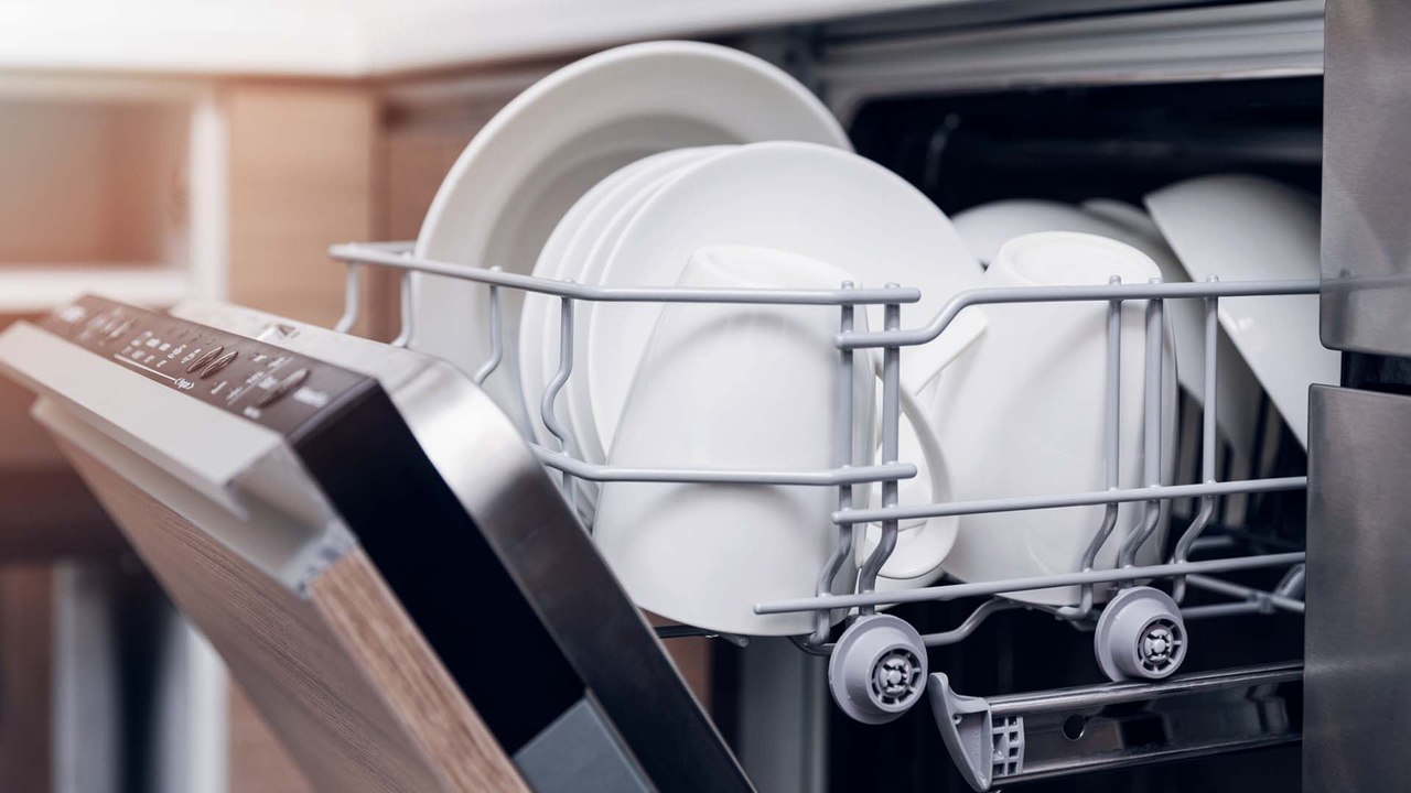 Spülmaschine reinigen: Das sind die besten Hausmittel!