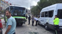 Lastiği patlayan halk otobüsü park halindeki minibüse çarptı: 3 yaralı