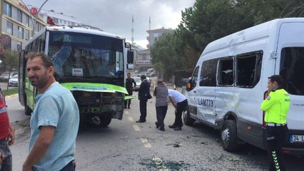 Descargar video: Lastiği patlayan halk otobüsü park halindeki minibüse çarptı: 3 yaralı