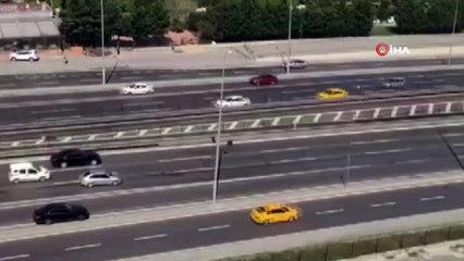 Trafikte savrulan tekerlek sürücülere zor anlar yaşattı