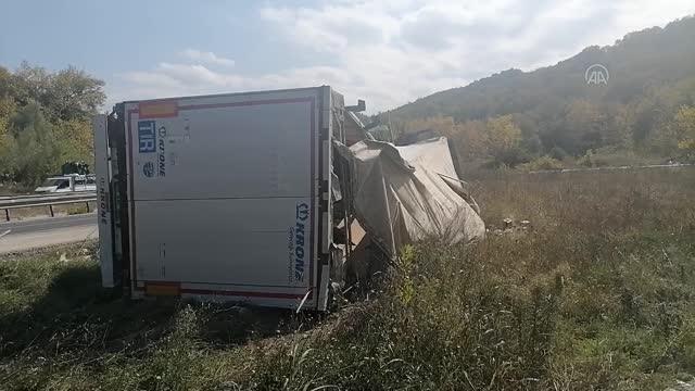 Devrilen tırın sürücüsü yaralandı