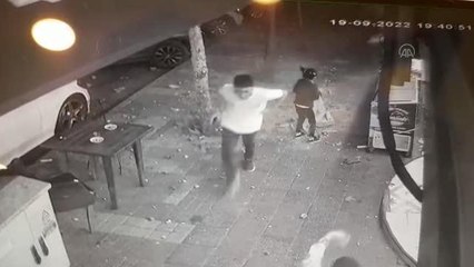 Zeytinburnu'nda çatıdan kopan parçalar anne kızı yaraladı