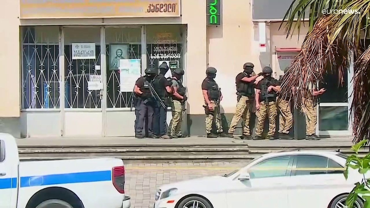 Захват заложников в Грузии: преступник требует 2 миллиона долларов, вертолет и российский флаг