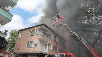 Apartmanın çatı katında çıkan yangın panik oluşturdu