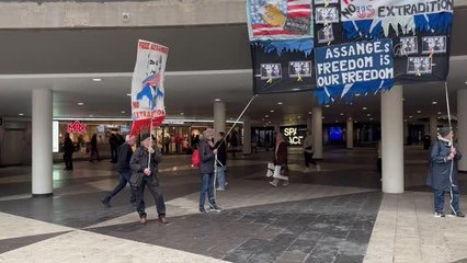STOCKHOLM - İsveç'te WikiLeaks'in kurucusu Assange'ın ABD'ye iade edilmemesi için protesto düzenlendi