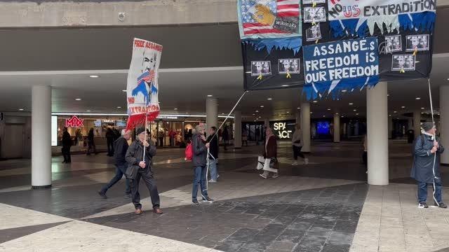 STOCKHOLM - İsveç'te WikiLeaks'in kurucusu Assange'ın ABD'ye iade edilmemesi için protesto düzenlendi