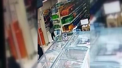 Son dakika gündem: Markette düşürülen cüzdanı alan kişi güvenlik kamerasına yansıdı