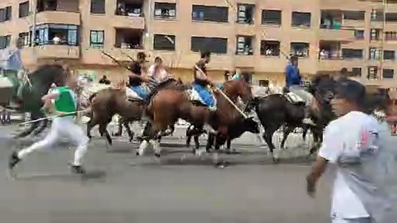 Avanza La Saca hacia la plaza
