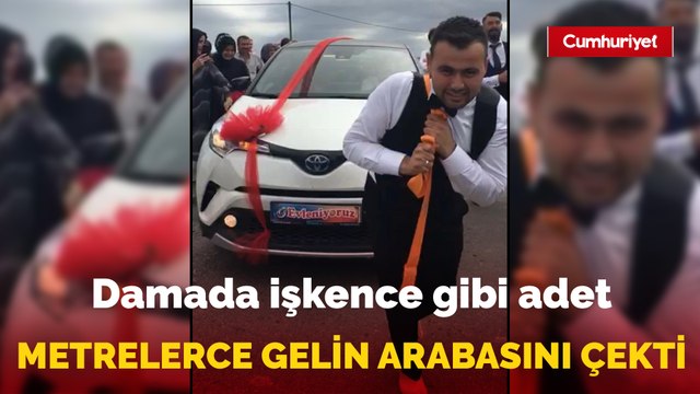 Damada işkence gibi adet: Çıplak ayakla metrelerce gelin arabası çekti