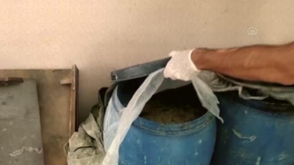 Evlerinde sahte içki ve uyuşturucu bulunduran 2 zanlı yakalandı