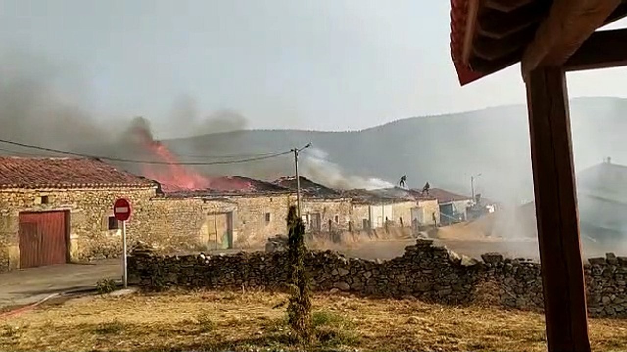 Casas en llamas en Silos