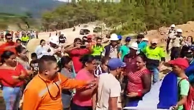 ¡ A Machetazos ! se agarran pobladores en Azacualpa, Copán por actividad de minera (1)