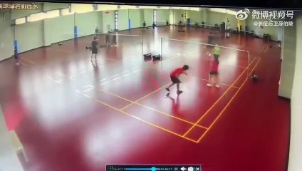 Le toit d'un gymnase s'effondre brusquement pendant le séisme à Taïwan
