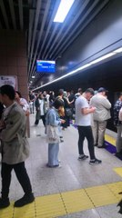 Marmaray metrosunda arıza! Seferler tek yönlü gecikmeli yapılıyor, duraklarda yoğunluk var