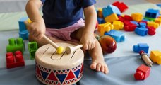 Des jumelles de 6 ans repoussent l'agresseur de leur mère avec... leurs jouets, un sèche-cheveux et un bâton