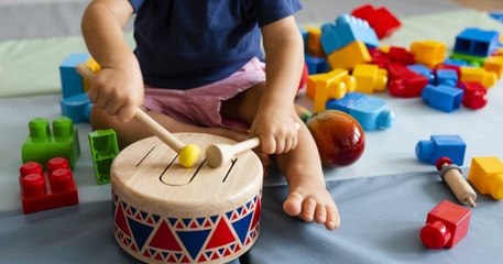 Des jumelles de 6 ans repoussent l'agresseur de leur mère avec... leurs jouets, un sèche-cheveux et un bâton