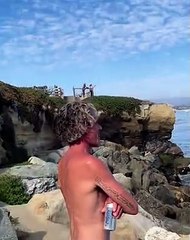 Lontra grávida rouba a prancha de um surfista e ataca-o