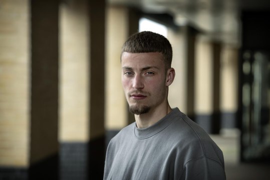 اعتنق الإسلام لسبب مفاجىء .. اللاعب الهولندي ديفي فان دين بيرج يرتل القرآن بشكل جميل