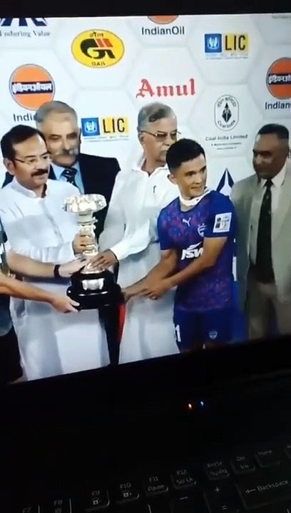 Bengal_Governor_pushing_aside_Sunil_Chhetri_during_award_ceremony_Sunil_Chhetri_viral_video_governor(480p)