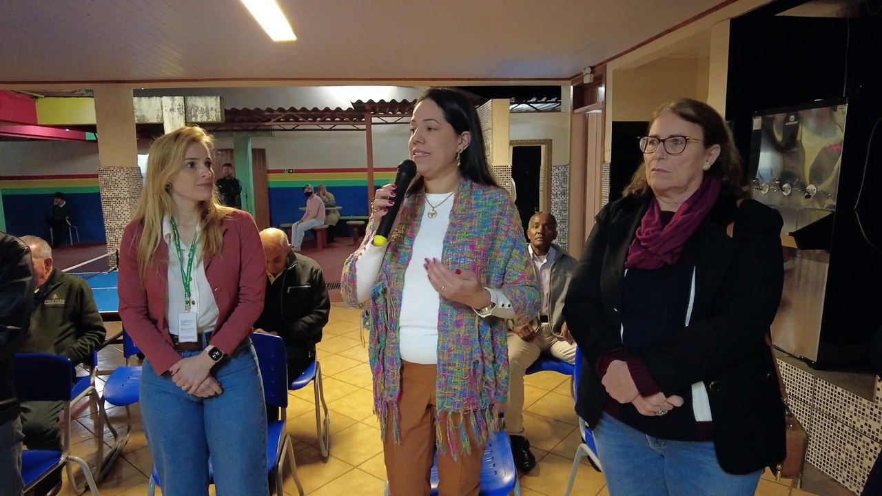 Rotary Club Jardim Alegre entrega cadeira de rodas motorizada à estudante