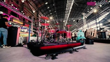 Watch the experience of contestants rehearsing with live band.