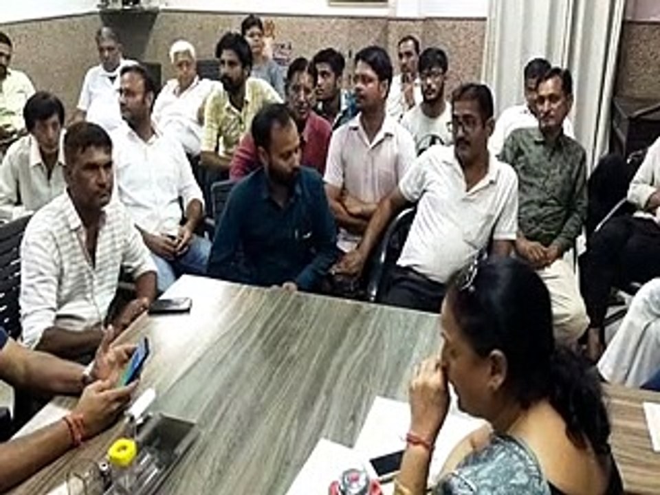 video: व्यापारियों का फूटा आक्रोश, लिखित में आश्वासन के बाद माने