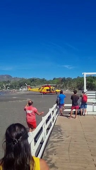 Vulcano, accusa un malore mentre fa il bagno e rischia di annegare: salvato