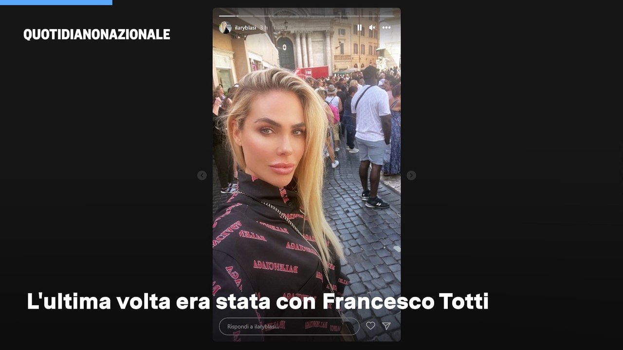 Ilary Blasi, passeggiata da single nel centro di Roma