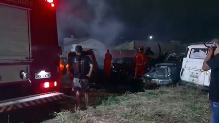 Incêndio atinge carros em pátio conveniado ao Detran em Uberaba