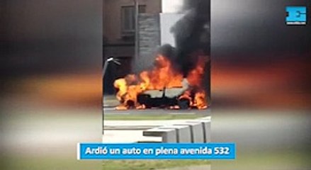 Ardió un auto en plena avenida 532