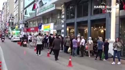 Samsun'da "ucuz yağ ve şeker" kuyruğu! Vatandaşlar uzun kuyruklar oluşturdu