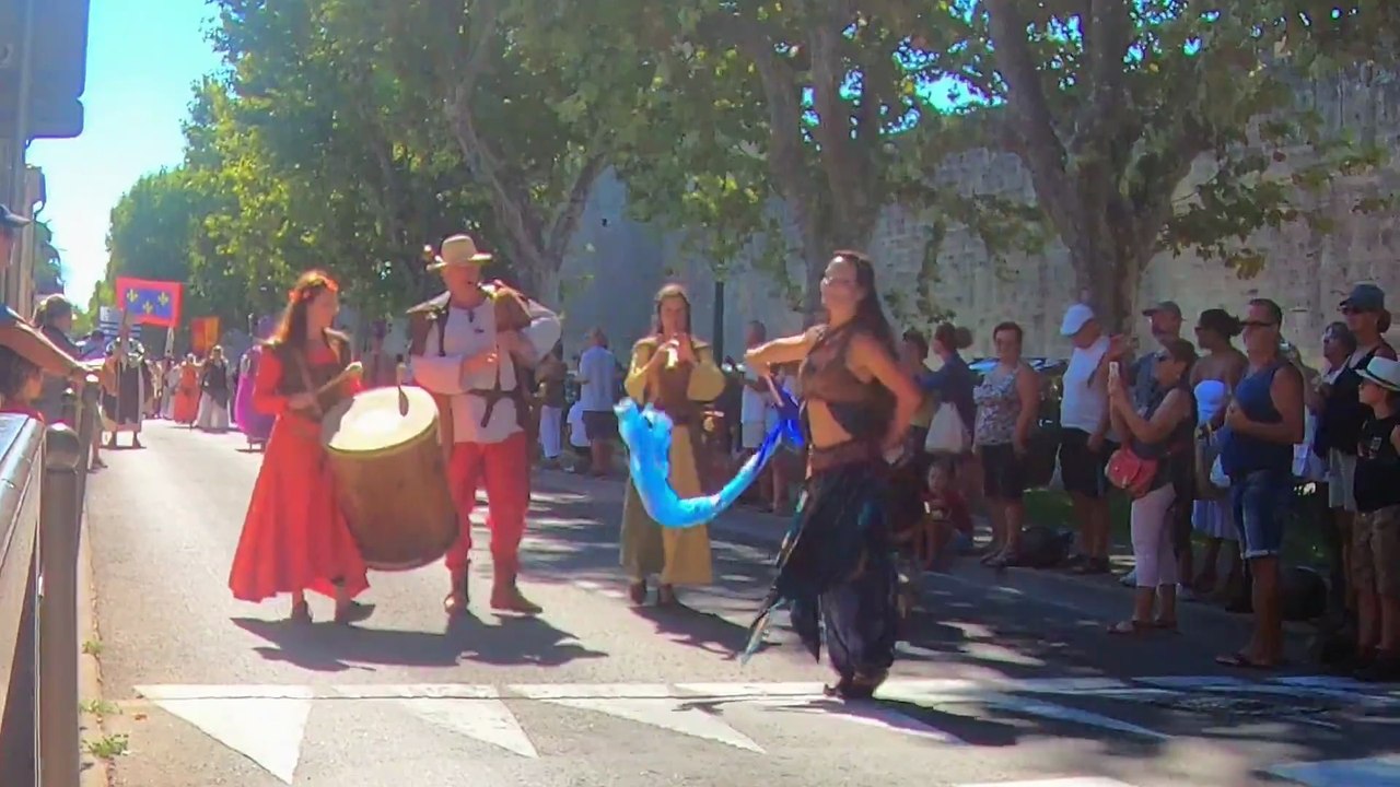 Aigues-Mortes, Fête médiévale, lanceurs de drapeaux daly
