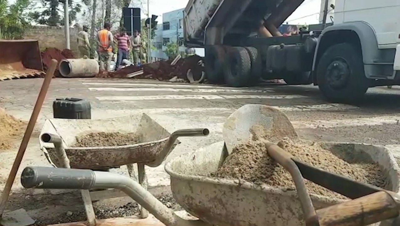 Trânsito está impedido entre a Rua Rio de Janeiro e Rua Carlos de Carvalho