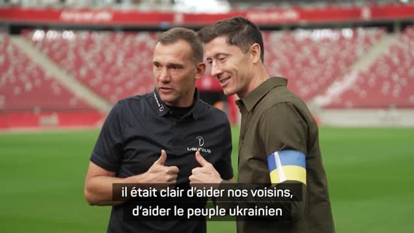 Lewandowski a reçu un brassard aux couleurs de l'Ukraine de la part de Shevchenko