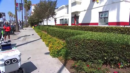 Un robot livreur traverse une scène de crime