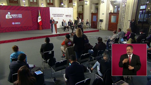 López Obrador defiende a Ebrard de críticas por selfie; es un extraordinario servidor