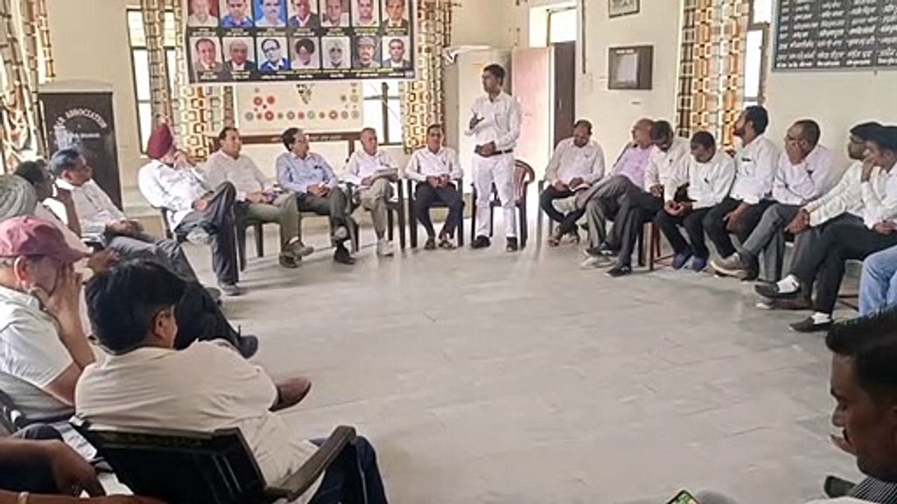 महिला पुलिस उप निरीक्षक ने घर में घुसकर की मारपीट