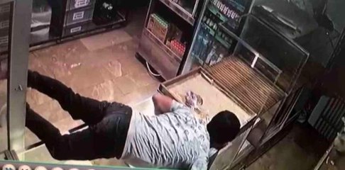 Güçlükle ulaştığı sadaka kutusunu böyle çaldı