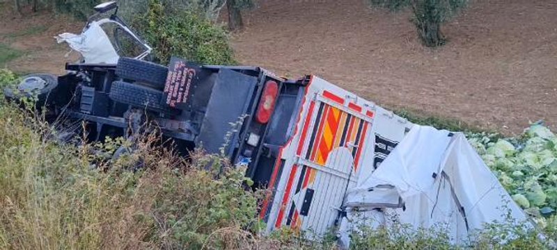 BURSA'DA KAMYONET İLE HAFİF TİCARİ ARAÇ KAFA KAFAYA ÇARPIŞTI: 7 YARALI