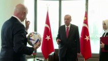 Erdoğan dünyada sadece bir tane üretilen topa kafa attı