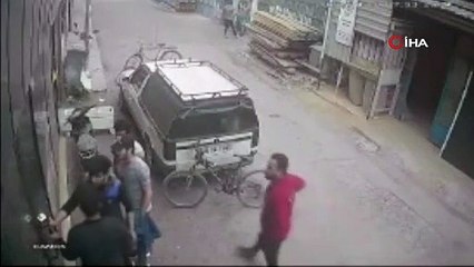 İş yerini basıp patronu ve oğlunu bıçakladı, o anlar kamerada