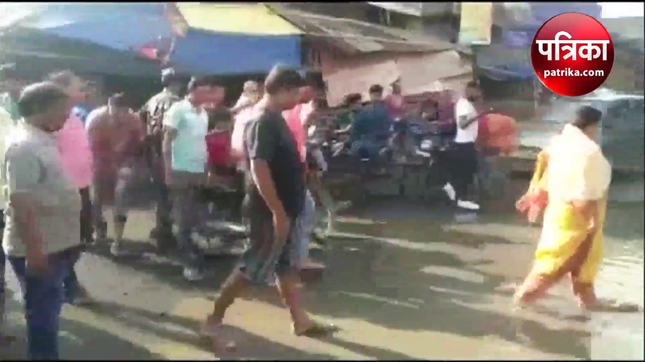 बारिश से बदहाल सड़कों पर संग्राम, केरल में दुल्हन का तो झारखंड में विधायक का दिखा अनूठा प्रदर्शन