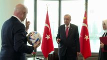 Erdoğan, FIFA başkanının hediye ettiği topa kafa attı