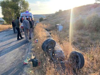 Yol kenarına uçan aracın tekerlekleri koptu: 2 yaralı