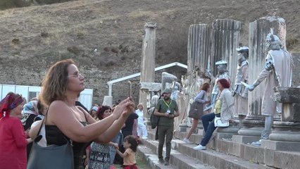 İzmir haberleri... Bergama'daki Tarihi Gecede Başkan Soyer'den Çağrı: "Sunağımızı Geri İstiyoruz"